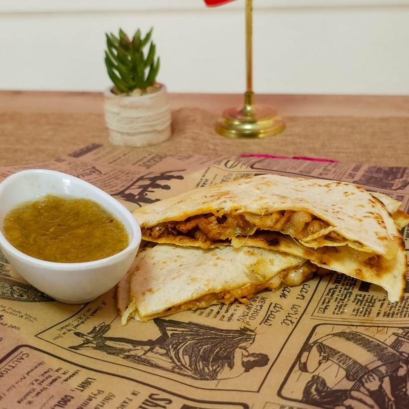 Gringa al pastor con queso fundido y salsa